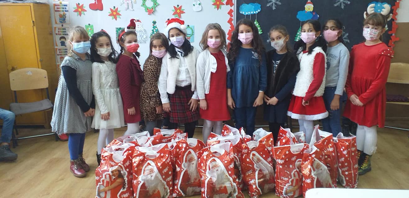 Moș Crăciun a ajuns în școlile și grădinițele din Avrig