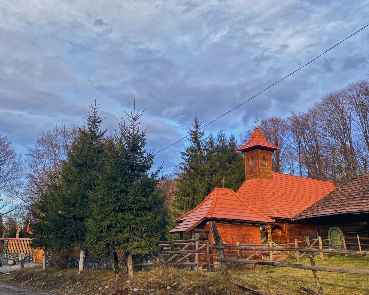 Biserica de Lemn din Zona Turistică Valea Avrigului